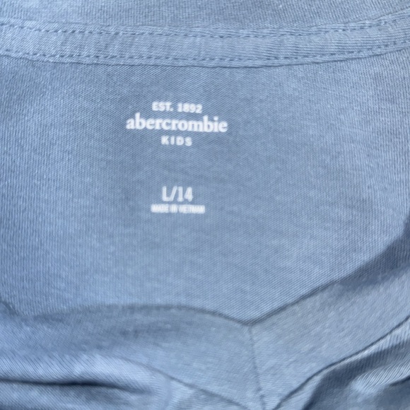 5 for $25 v neck t-shirt in size large 14 for boys - Picture 3 of 4